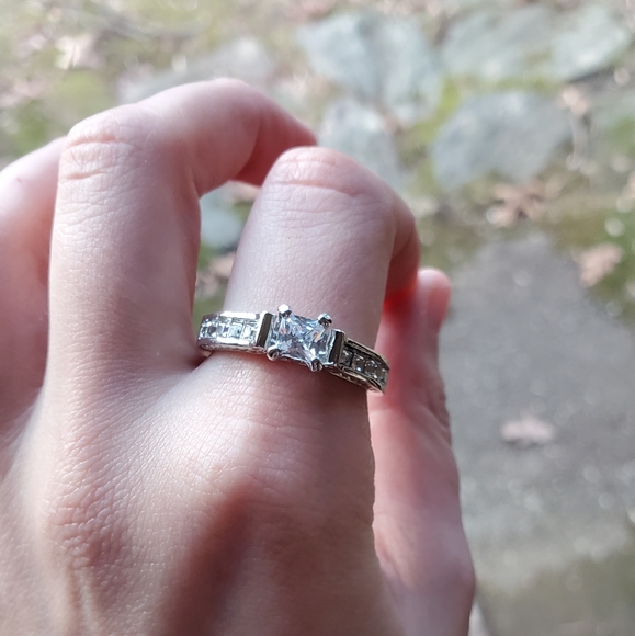 *RARE* Vintage Dainty Engagement Ring - Picture 2 of 15